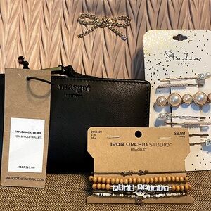 Margot / NWT , 10 card holders + 7 extra holders! Comes with FREE GIFT 💝